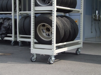 【納入事例レポート】あ、ここにも杉田エース！Vol.23営業の柱となるコミュニケーションの輪！特注『タイヤラック』納入。