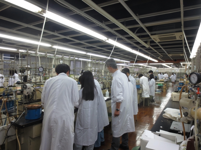 北垣教授から直接指導を受ける参加者たち