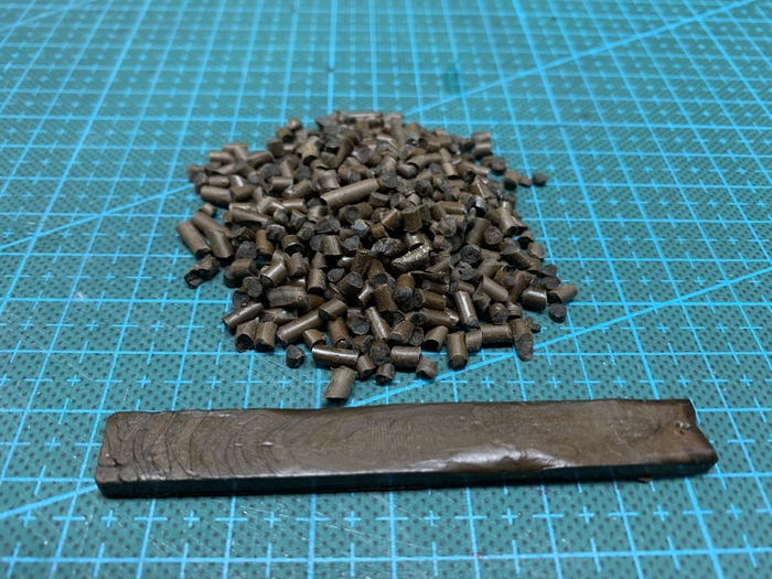 木、杉粉そのものを溶解し作った100%天然バイオマス組成の熱可塑性樹脂材料