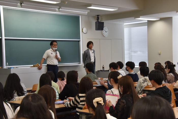 佐藤特任教授を紹介する梅田孝教授(左)