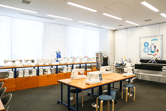 家庭用ミシンのショールーム。家庭用の他、職業用ミシン、家庭用ロックミシン、キルト専用ミシンの新製品を中心に展示
