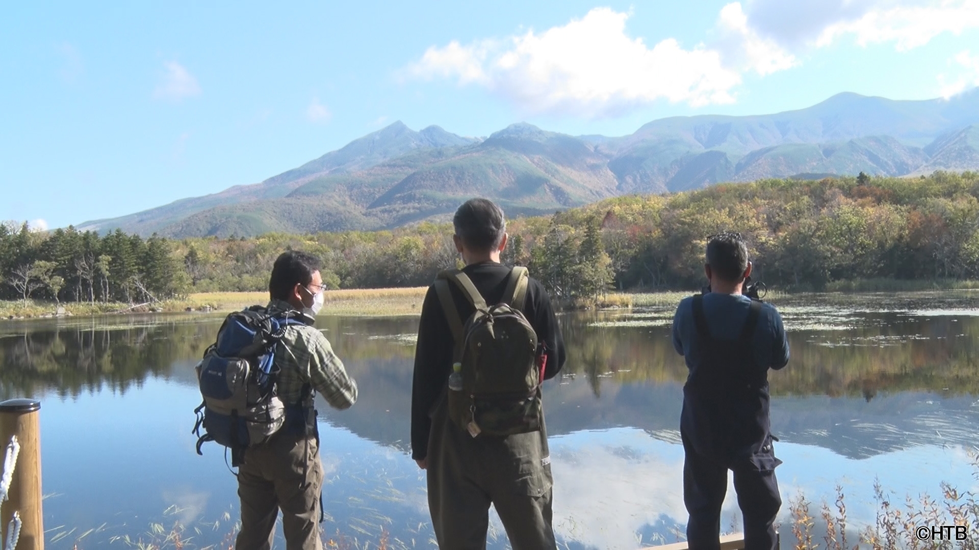 「藤やん&うれしーの北海道旅どうでしょう」嬉野D(中央)、藤村D(右)がガイドと共に知床五湖を散策(C)HTB