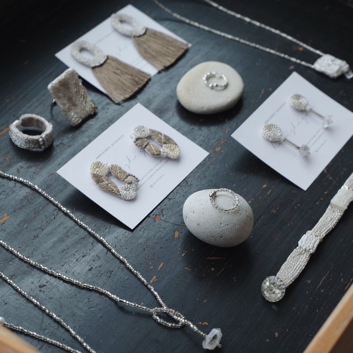 北海道で刺繍の装身具を制作 harishigoto