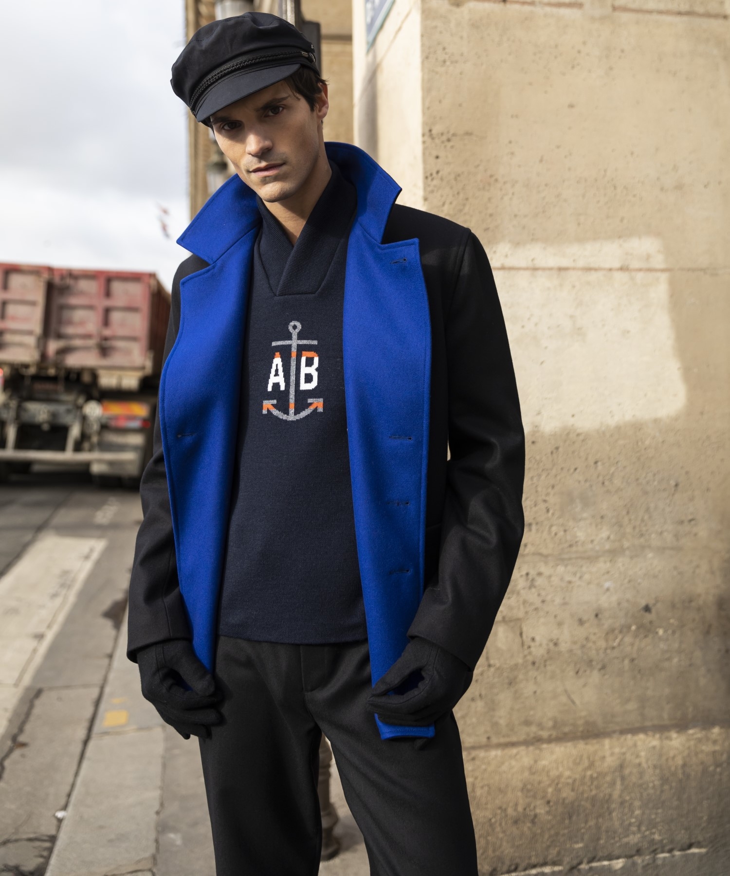 オム:裏地の鮮やかなブルーが印象的なピーコート 93,500円(tax in)