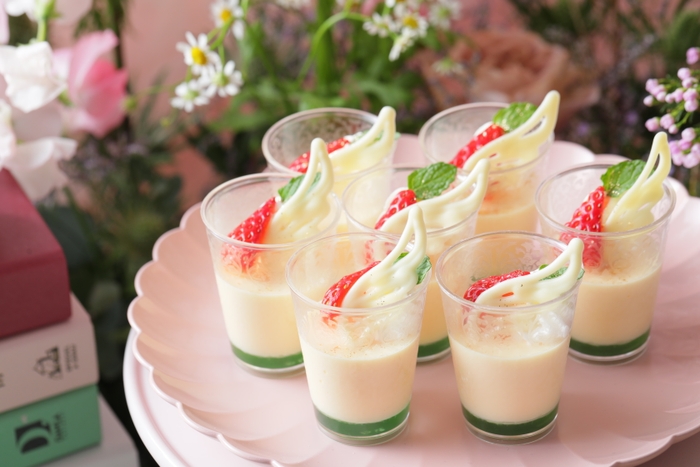 ▲いちご&パッションオレンジムース ミントジュレ、パッションオレンジムース、生クリームとフレッシュいちごで爽やかな味わいが楽しめるムースパフェ。