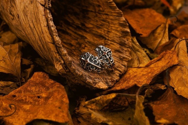 左：フェイスリングｗ/レッドダイヤモンド￥55,000(税込)  右：カルトリングｗ/レッドダイヤモンド￥49,500(税込)