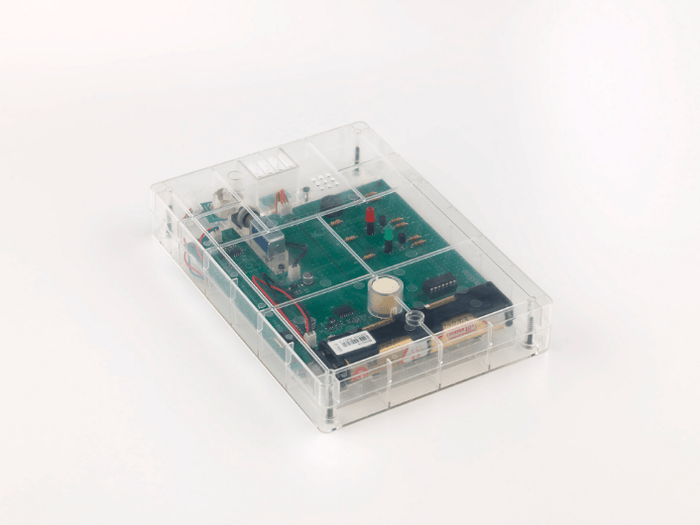 飲酒検知原理が⾒える透明ケース