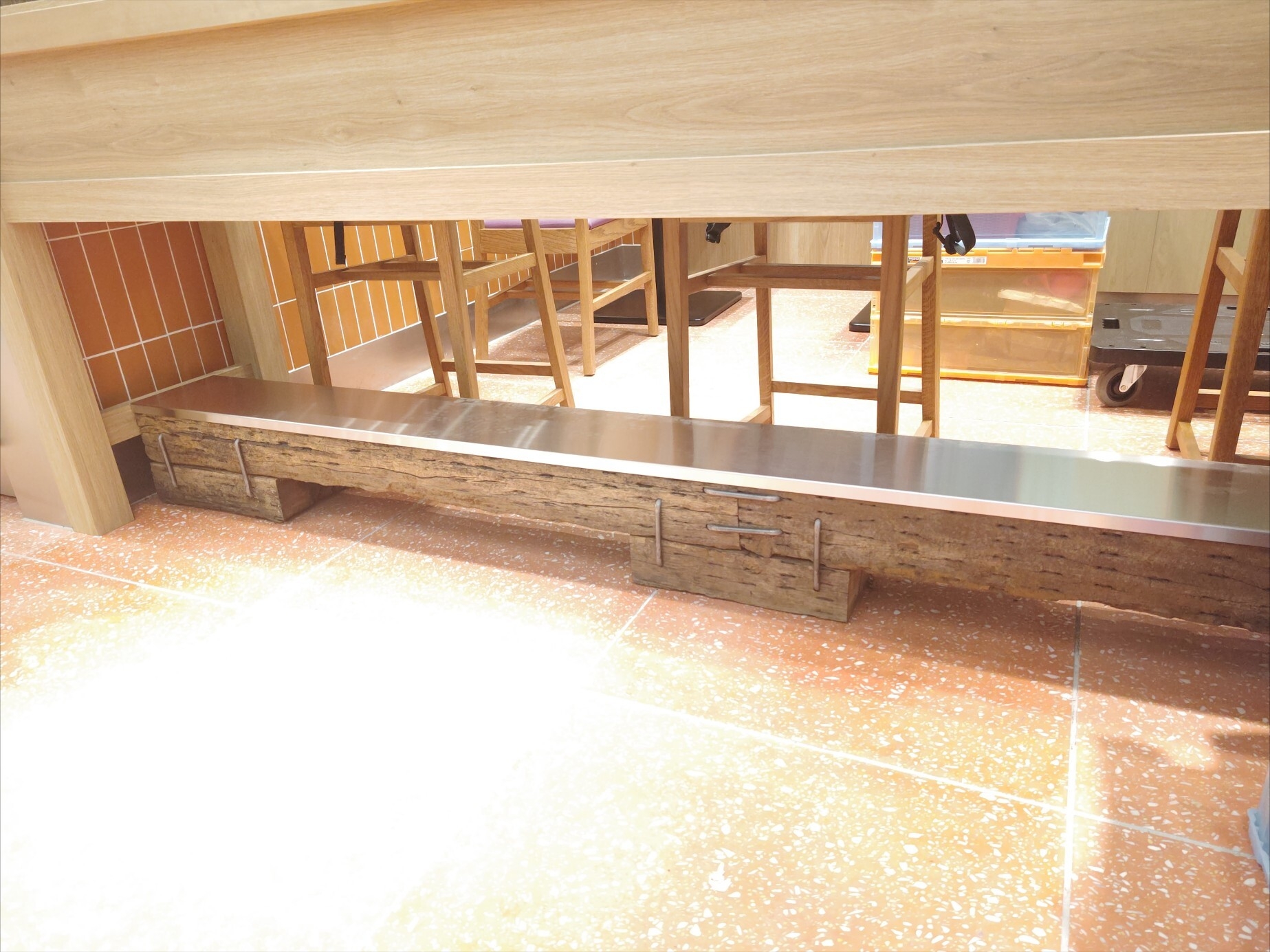 カウンター下に使用した枕木