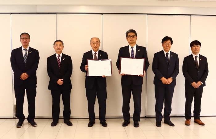 調印式 (中央左)神奈川県住宅供給公社 桐谷 次郎理事長、(中央右)厚木ガス株式会社 佐々木 孝取締役社長