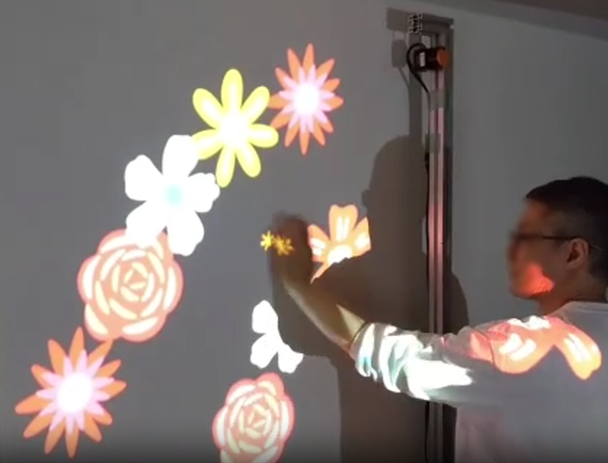 測域センサーによるデモの様子。手の動きに合わせて花が咲く