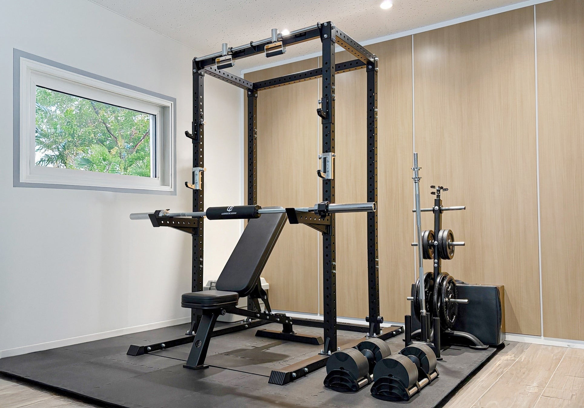 約8畳の一室。250㎝×250㎝のPVCマットの上に配置したホームジムイメージ。