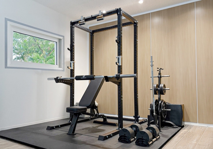 約8畳の一室。250㎝×250㎝のPVCマットの上に配置したホームジムイメージ。