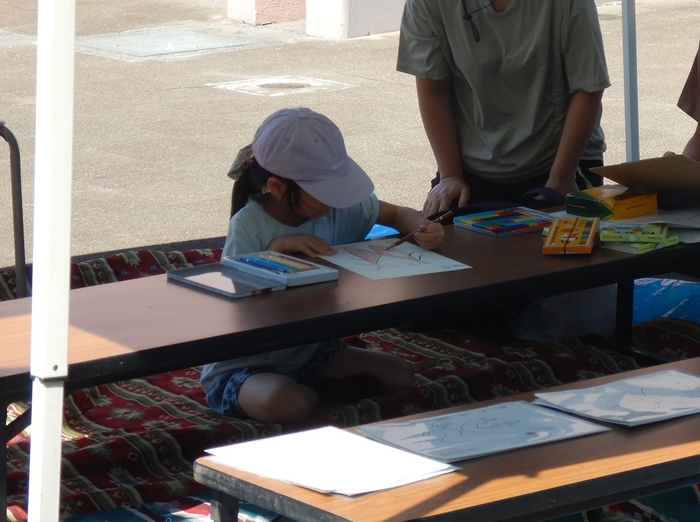 虫さんのぬり絵、うまく塗れるかな?