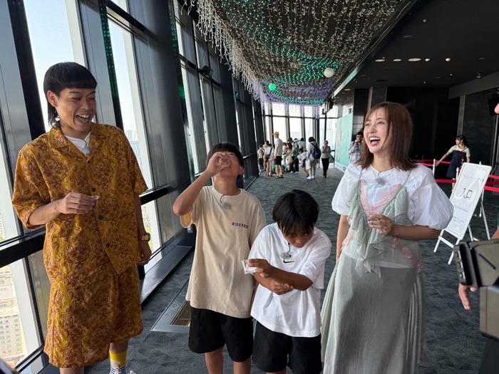②東京タワーで罰ゲームを受ける(左端→バッテリィズ(エース)、右端→菊地亜美、中央→広島キッズ)