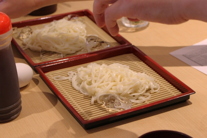 茹でたての冷たい平麺