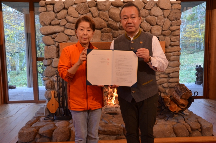 右 ひかり味噌株式会社 代表取締役社長 林善博 左 一般財団法人C.W.ニコル・アファンの森財団 理事長 森田いづみ