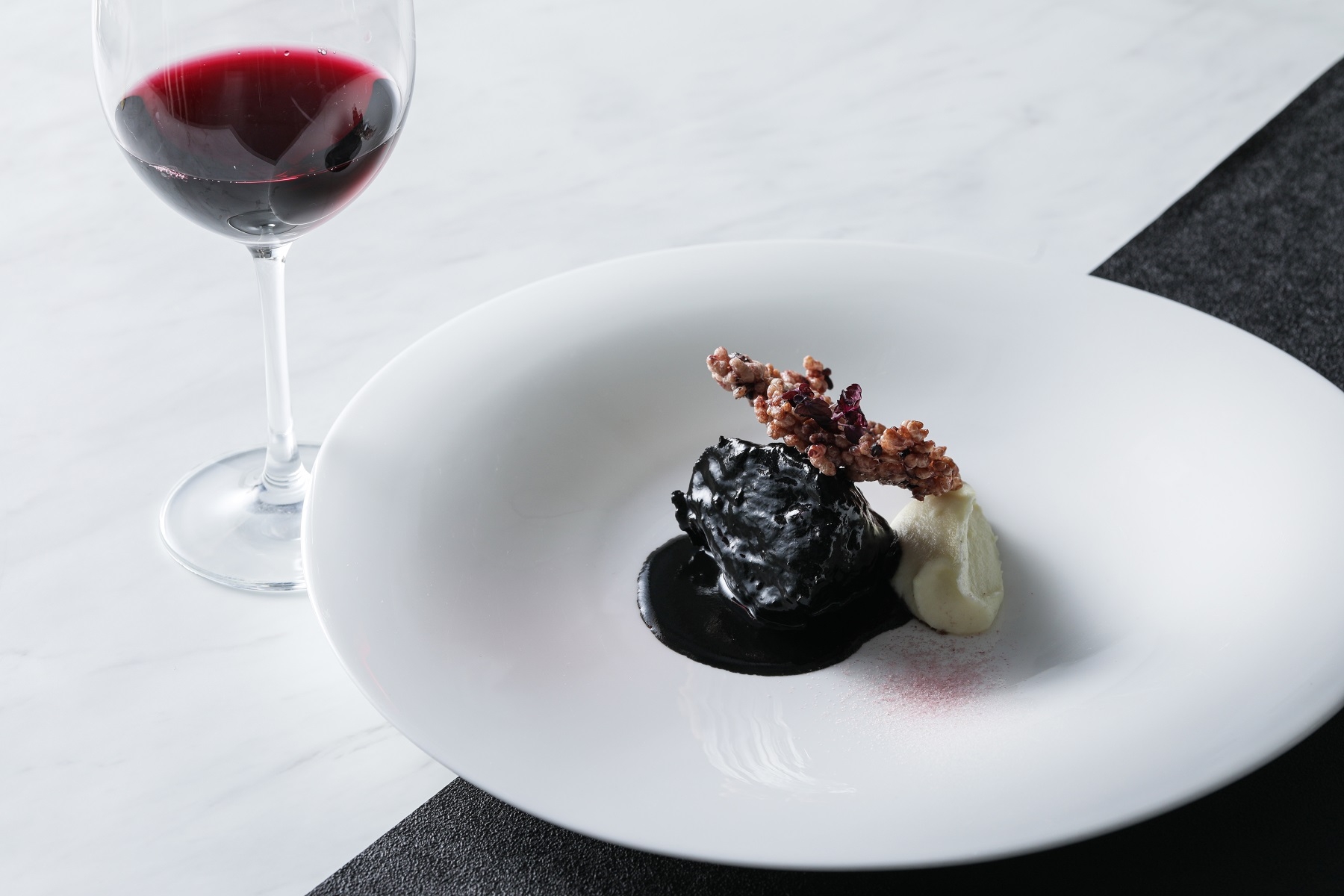 【Viande】牛ほほ肉の赤ワイン鋳込み 八丁味噌の香り 馬鈴薯のピューレと黒米のチップと共に ペアリングドリンク:赤ワイン クローズ・エルミタージュ・ルージュ or  ノンアルコールカクテル