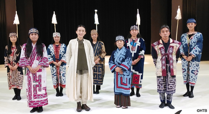 「pararu 大きな道 ~アイヌの心 世界へ~」中嶋朋子さん(中央)と「pararu」メンバー(C)HTB