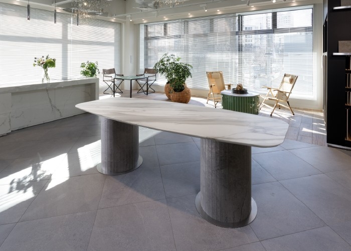 テーブル:4D CERAMICS CALACATTA AUREO 4D テーブル脚:マルミマキシマム SILVER ROOT(受注輸入品)