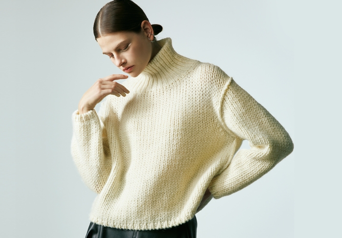 セーター (5号、9号)28,600円、(15号)29,700円 (すべて税込)