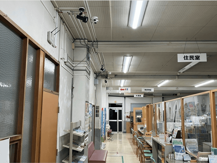 受付付近の天井へ設置されたカメラ