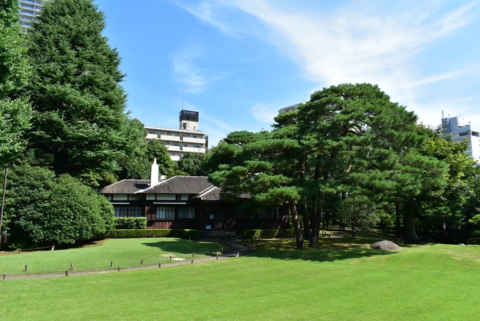 主屋と芝庭