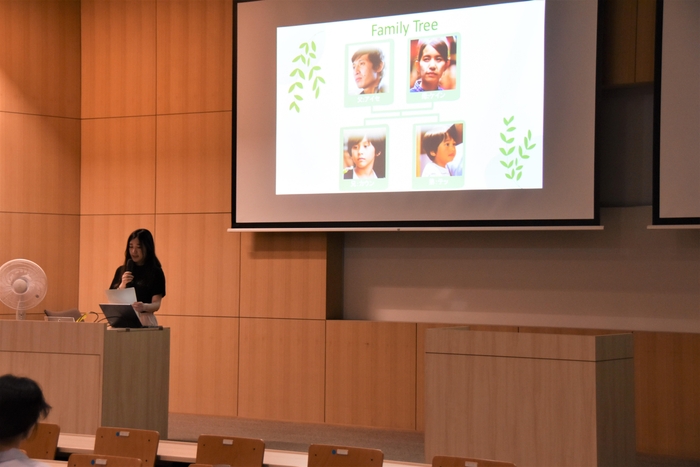 あらすじを紹介する三浦礼子さん(4年)