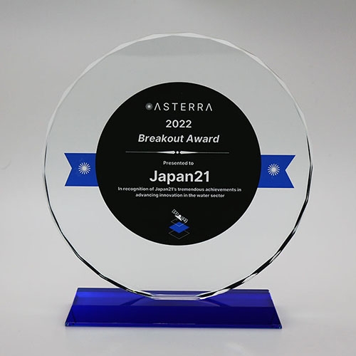 J21が受賞した「ブレイクアウトアワード2022」表彰盾