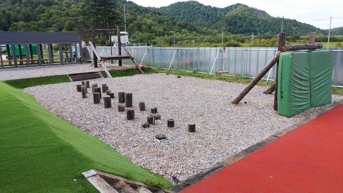 新本社裏庭のアスレチック遊具は地元の子どもたちも遊びに来ます