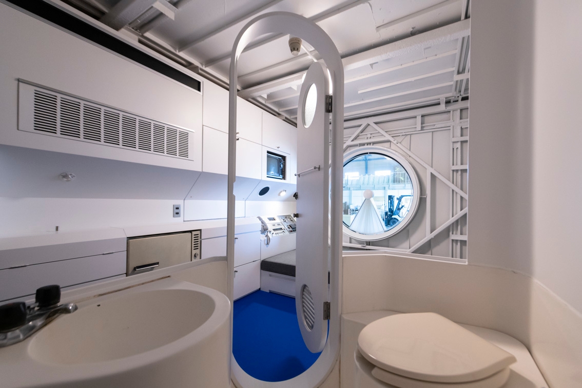 中銀カプセルタワービルのカプセルを活用したトレーラー(内観、写真:山田 新治郎)