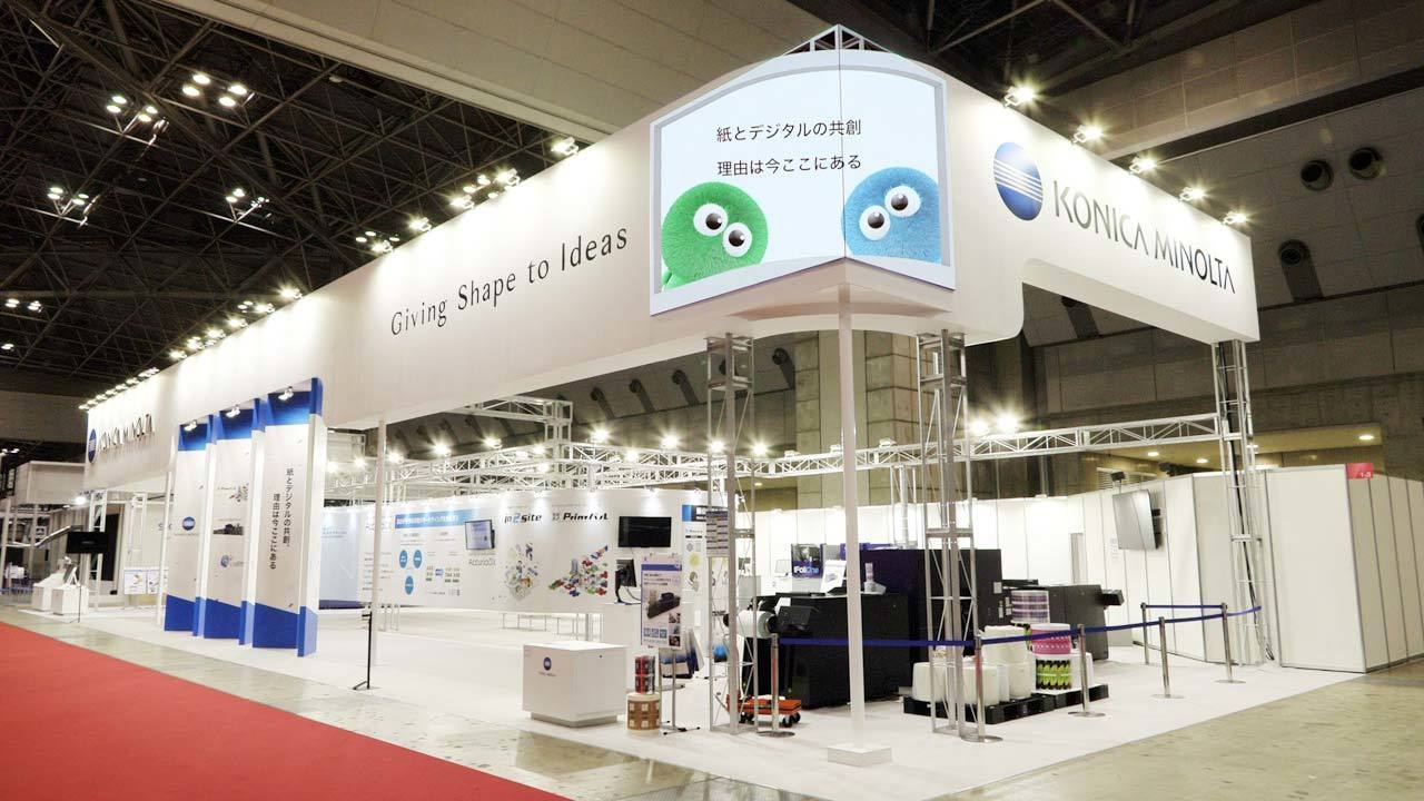 実際の展示:L字型LEDサイネージ