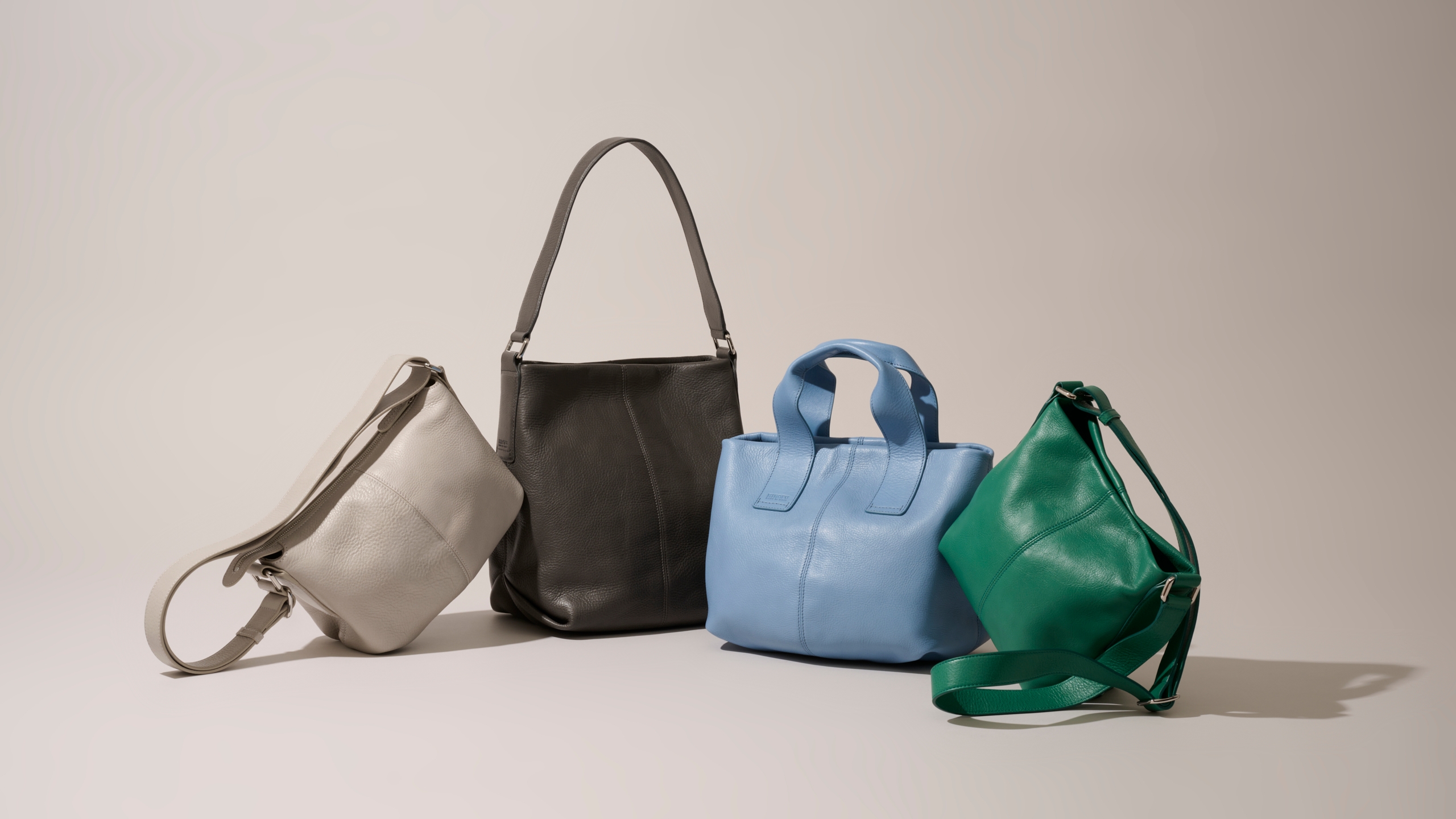 左から/レザーショルダーバッグ S 2WAY ¥82,500(税込) /レザーショルダーバッグ M ¥90,200(税込) /レザートートバッグ S ¥85,800(税込)/ レザーショルダーバッグ S 2WAY ¥79,200(税込)