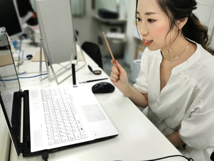 ヘアメイクアーティストが似合う眉をレクチャー