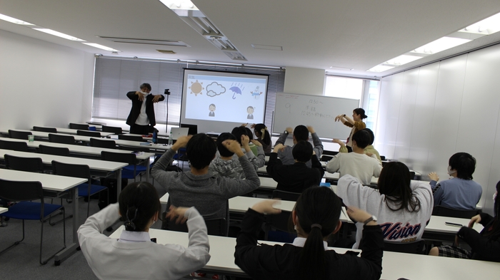 講師をお招きして練習していきます(おおぞら 仙台 みらいの架け橋レッスン®)