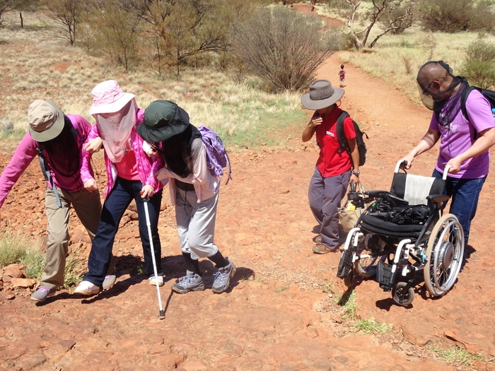 障害当事者の方の移動を旅仲間で助け合う様子