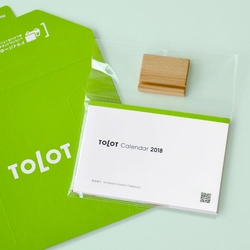 スマホで作れる500円の『TOLOT卓上カレンダー2018』受注開始！自然の風合いが美しい木製スタンドにグレードアップ