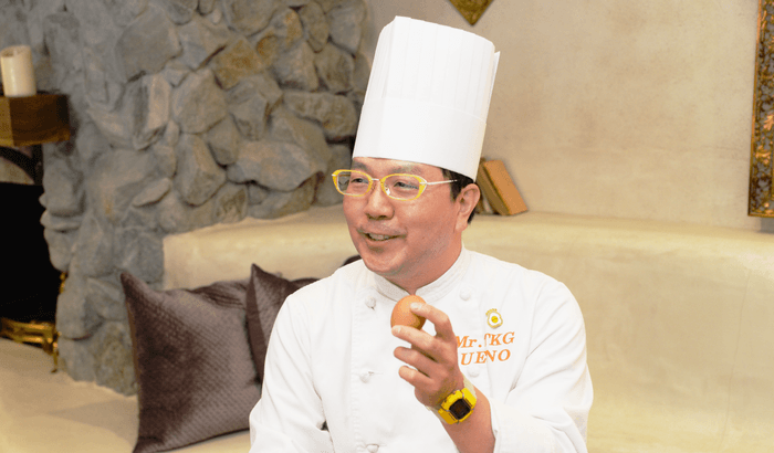 眼鏡も黄色と白でエッグラス、とのこと