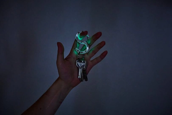 町工場が挑む“光りを纏うカラビナ「Dura-glow」 Makuakeにて7月上旬先行販売予約開始！ 蓄光樹脂とジュラルミンが融合したS字型カラビナ