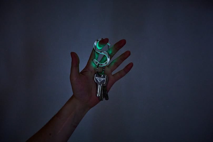 光り纏うカラビナ「Dura-glow」