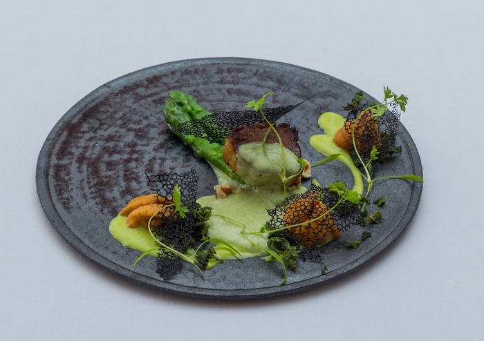 フォアグラのソテー 尾塚水産のウニと藤井さんのグリーンアスパラガス あおさのバターソース