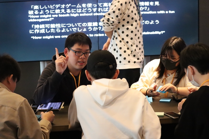 ワークショップで意見を交わすダンさん(左)と大塚さん(右)