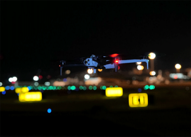 <滑走路を飛行する「Skydio X10」>