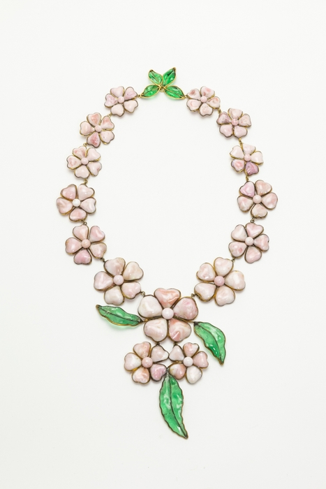 シャネル《ネックレス “花” モチーフ》 制作:メゾン・グリポワ 制作年:1938年 制作国:フランス 素材:パート・ド・ヴェール・エナメル ガラス、メタル