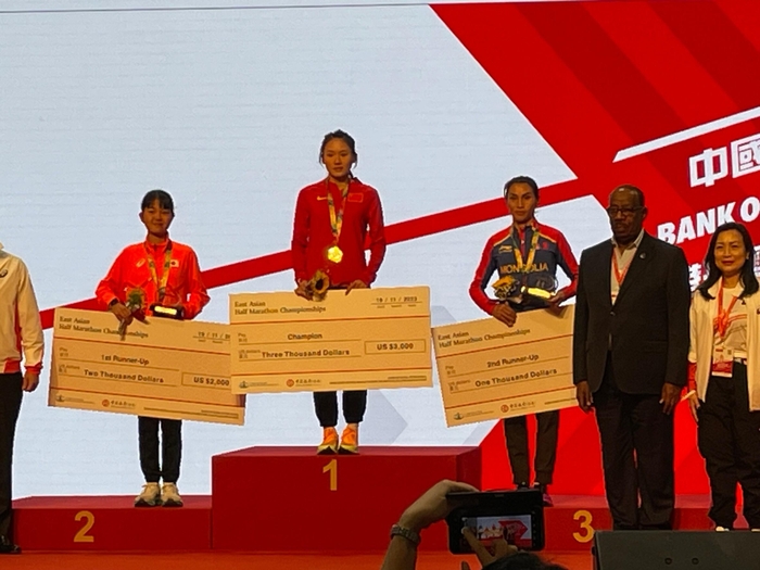 銀メダルを取った原田選手(左)