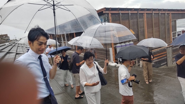 神奈川県議会議員・藤沢市議会議員らと視察の様子