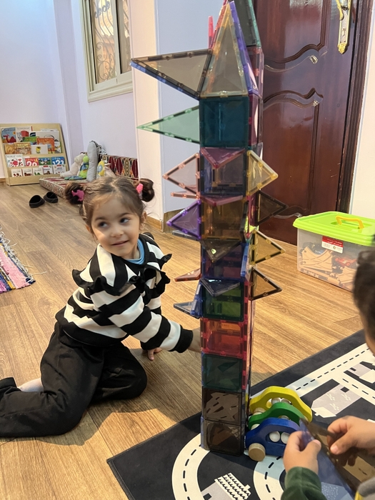 日本のおもちゃで遊ぶ子どもたち