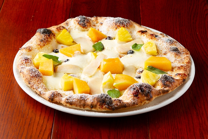 旬のフルーツを使用したピザ