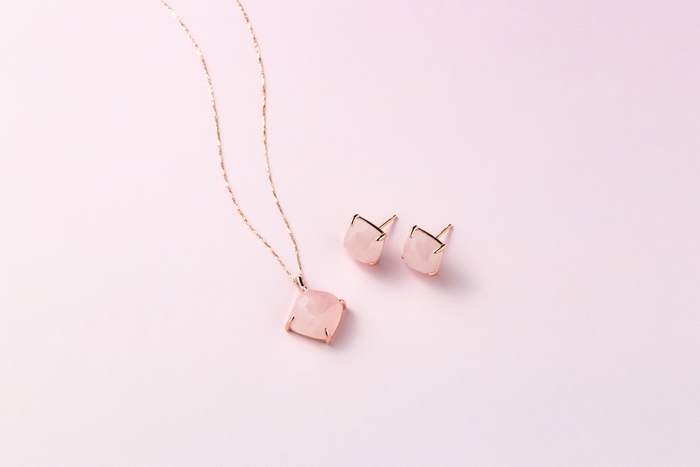 (K10 PG ROSE QUARTZ NECKLACE ¥22,000 / K10 PG ROSE QUARTZ PIERCE ¥22,000)
