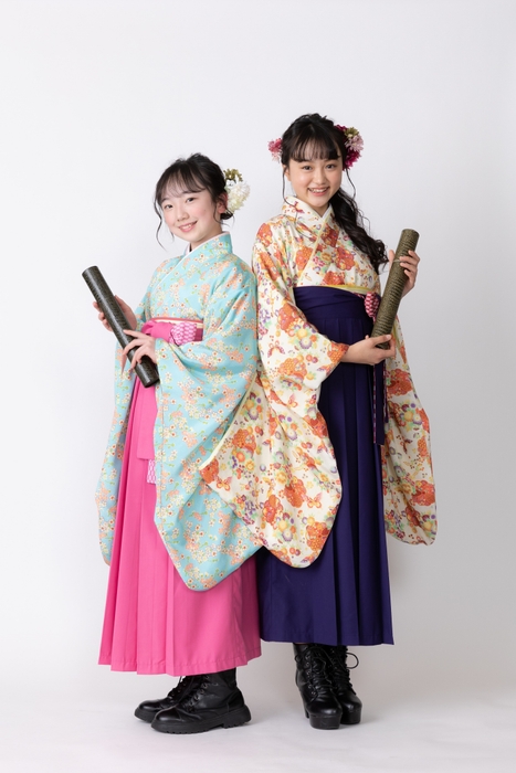 (左)露草色×ピンク (右)淡黄色×パープル 着用