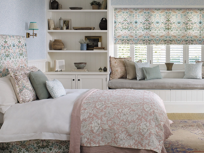 COCHINEAL PINK(赤色の色素で着色したような淡いピンク) & AQUA(水色)